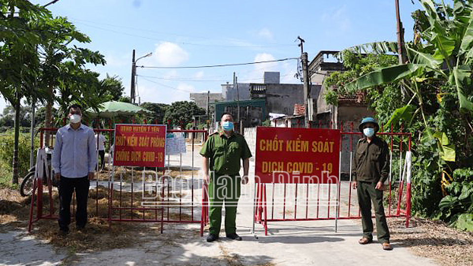Lập chốt kiểm soát phòng chống dịch COVID-19 tại thôn Đông Tiền, xã Yên Cường (Ý Yên),