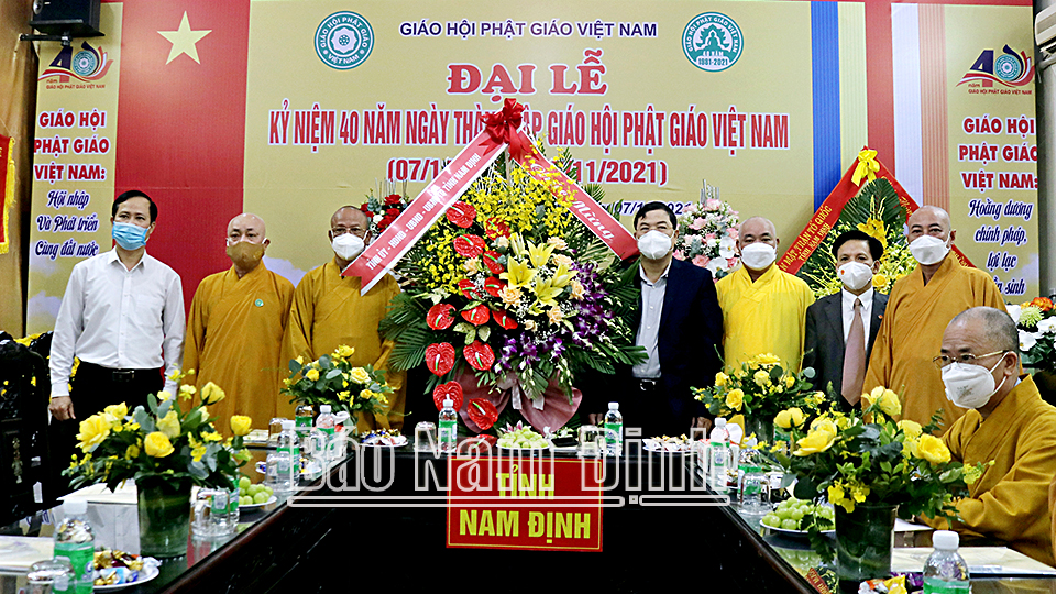 Đồng chí Bí thư Tỉnh ủy Phạm Gia Túc tặng Ban Trị sự Giáo hội Phật giáo tỉnh lẵng hoa tươi thắm nhân dịp kỷ niệm 40 năm Ngày thành lập Giáo hội Phật giáo Việt Nam.