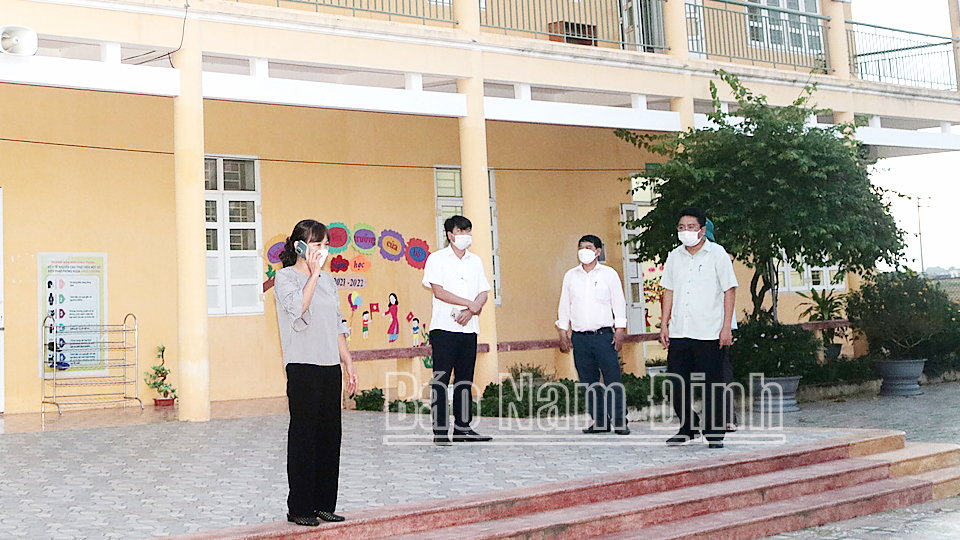 Ban Chỉ đạo phòng, chống dịch COVID-19 huyện Giao Thủy kiểm tra khu vực cách ly tập trung tại điểm Trường Mầm non xã Hồng Thuận. 