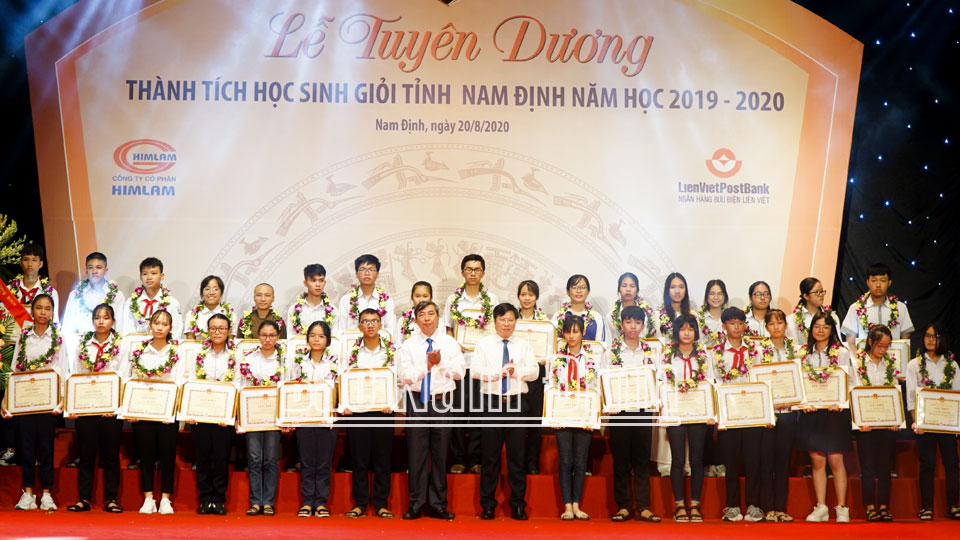 Trao thưởng cho học sinh giỏi tỉnh, học sinh giỏi quốc gia, quốc tế tại Lễ tuyên dương thành tích học sinh giỏi tỉnh năm học 2019-2020.