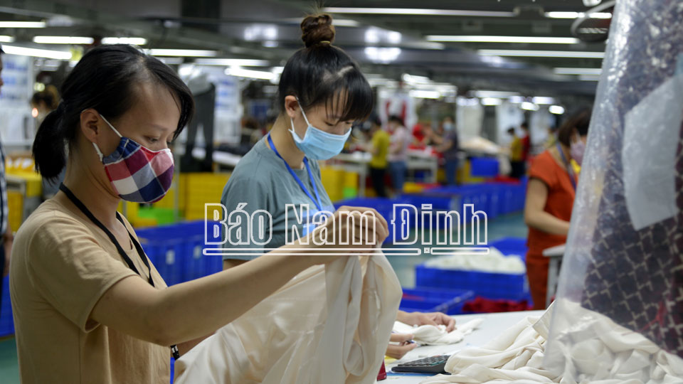 Sản xuất hàng may mặc xuất khẩu ở Công ty TNHH Kiara Garments Việt Nam, thị trấn Cát Thành.