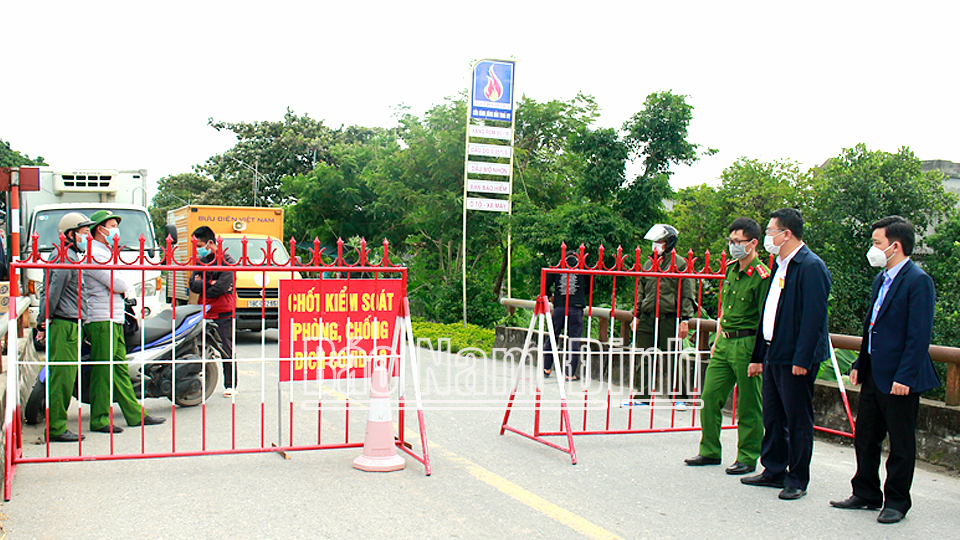 Ban Chỉ đạo phòng, chống dịch COVID-19 huyện Giao Thủy kiểm tra chốt kiểm soát phòng chống, dịch tại xã Hồng Thuận. 