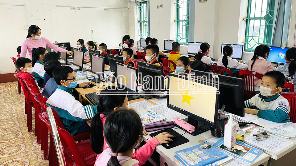 Một giờ thực hành tin học ở Trường Tiểu học Văn Cao (Vụ Bản).  Bài và ảnh: Minh Thuận