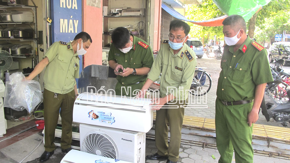 Cục Quản lý thị trường Nam Định phối hợp với Công an tỉnh kiểm tra sản phẩm điện tử - điện lạnh nhập khẩu tại thành phố Nam Định.