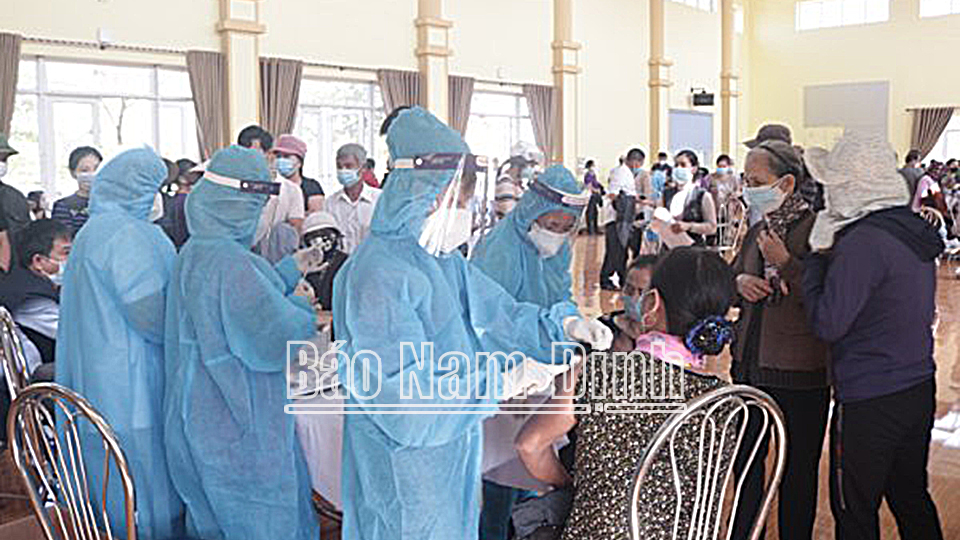 Trung tâm Y tế huyện tiêm vắc-xin cho người dân xã Hồng Thuận và thị trấn Ngô Đồng. 
