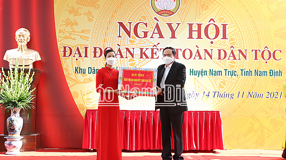 Đồng chí Trần Thanh Mẫn, Ủy viên Bộ Chính trị, Phó Chủ tịch Thường trực Quốc hội tặng quà Khu dân cư Hồng Tiến, xã Nam Hồng (Nam Trực).