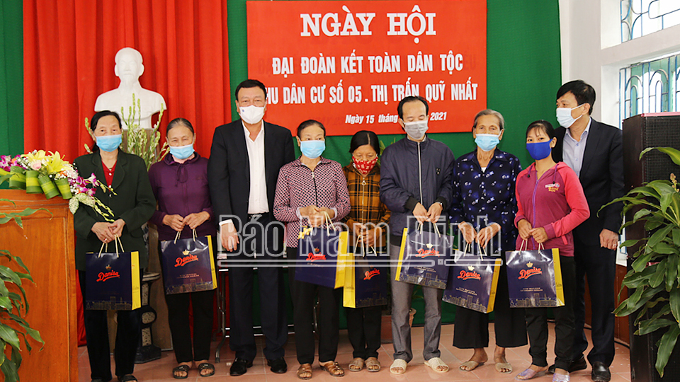 Đồng chí Đoàn Hồng Phong, Ủy viên BCH Trung ương Đảng, Tổng Thanh tra Chính phủ và lãnh đạo Ủy ban Trung ương MTTQ Việt Nam trao tặng quà cho các hộ gia đình có hoàn cảnh khó khăn của khu dân cư số 5.