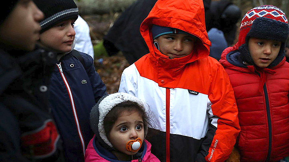 Trẻ em trong một đoàn người di cư tập trung tại một khu rừng gần biên giới Ba Lan - Belarus. (Ảnh Reuters)