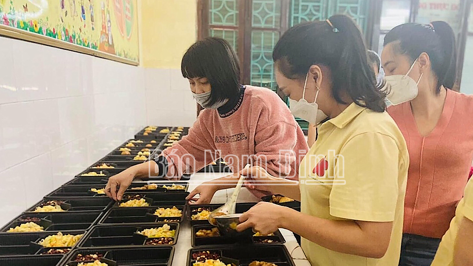 Các suất cơm được các cô giáo Trường Mầm non Sao Vàng chuẩn bị chuyển vào cơ sở cách ly tại xã Nam Phong.  Ảnh: Do cơ sở cung cấp
