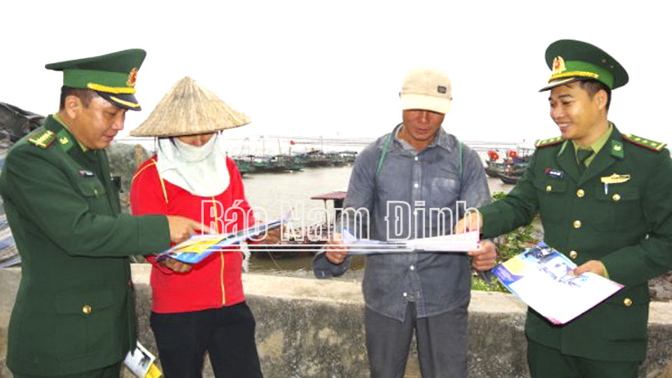 Cán bộ Đồn Biên phòng Ba Lạt tuyên truyền, vận động nhân dân tham gia phong trào toàn dân bảo vệ chủ quyền, an ninh biên giới quốc gia.