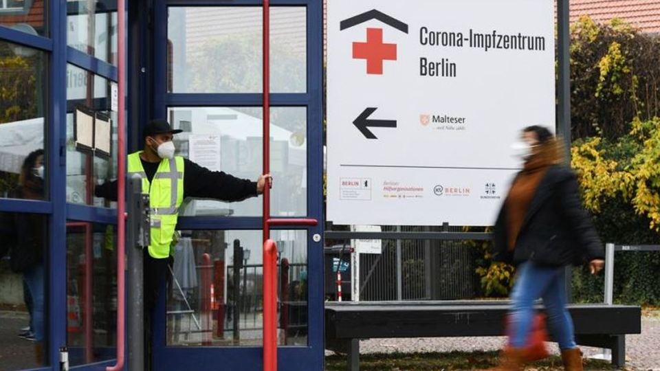 Người dân đi tiêm phòng Covid-19 tại Berlin, Đức, ngày 17/11/2021. (Ảnh: Reutes)