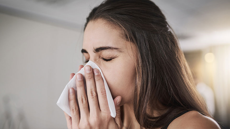 Triệu chứng thường gặp nhất của cảm lạnh là nghẹt mũi, khó thở, hắt hơi...