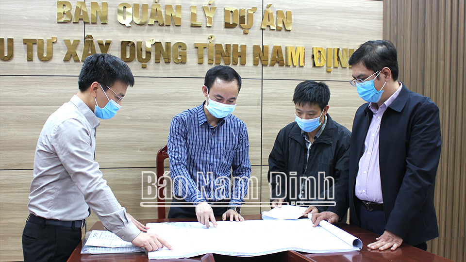 Cán bộ Ban Quản lý dự án đầu tư xây dựng tỉnh rà soát bản vẽ thi công công trình Bệnh viện Đa khoa tỉnh.