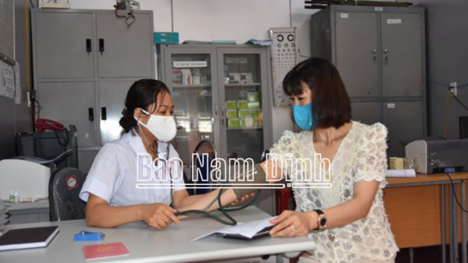 Phụ nữ mang thai được kiểm tra sức khỏe, tư vấn về xét nghiệm HIV tại Trạm Y tế phường Ngô Quyền (thành phố Nam Định).