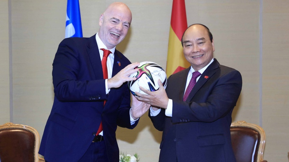 Chủ tịch Liên đoàn Bóng đá Thế giới Gianni Infantino tặng Chủ tịch nước Nguyễn Xuân Phúc quả bóng lưu niệm. (Ảnh: Thống Nhất/TTXVN)