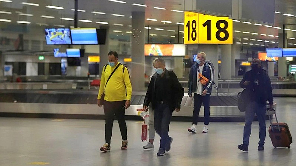 Hành khách tại sân bay Schiphol ở Amsterdam, Hà Lan, ngày 27/11. (Ảnh: Reuters)