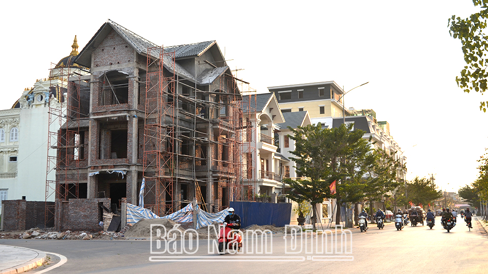 Đón mùa xây dựng cuối năm, các ngân hàng đều chủ động tung ra các gói khuyến mãi giúp người dân vay vốn xây dựng, mua nhà ở với lãi suất ưu đãi (Trong ảnh: Xây dựng nhà ở tại Khu đô thị Dệt may, thành phố Nam Định).