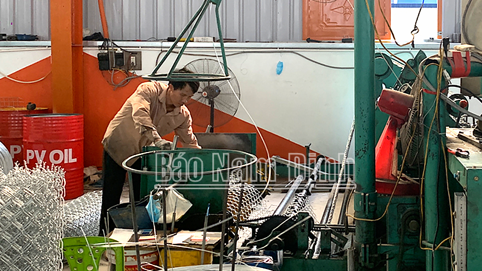 Sản xuất dây lưới thép tại cơ sở sản xuất của anh Lê Văn Khoa, thị trấn Cổ Lễ (Trực Ninh).
