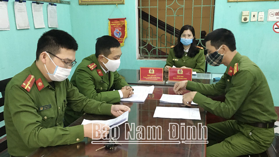 Cán bộ, đảng viên Công an phường Vị Xuyên (thành phố Nam Định) tiếp nhận, xử lý tin báo tố giác tội phạm xâm nhập địa bàn.