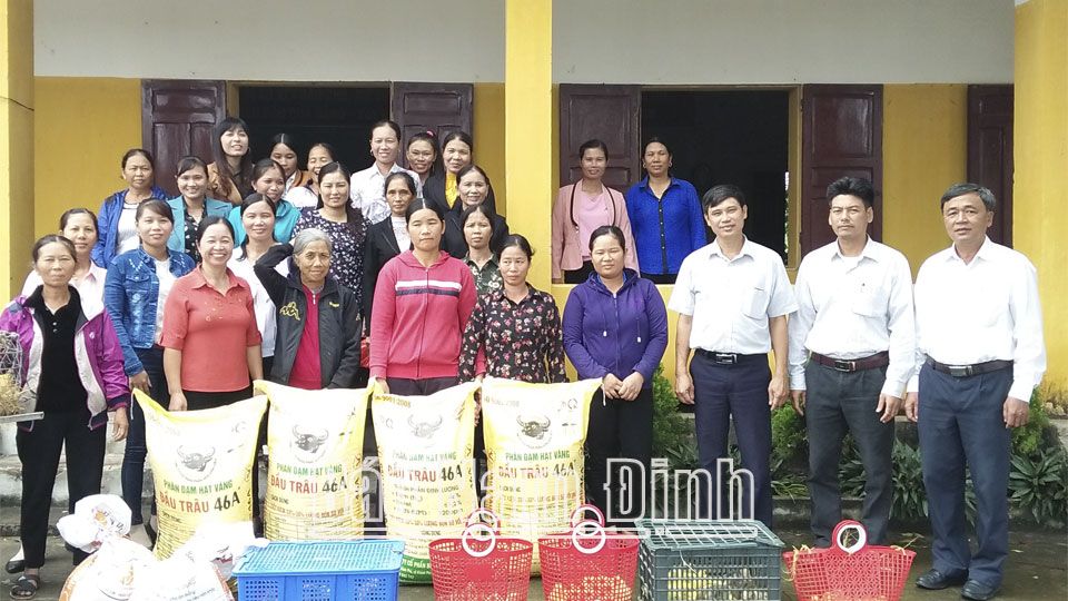 Chị Phạm Thị Kim Tuyết (hàng đầu, thứ 2 từ trái qua) thay mặt Hội Phụ nữ xã Hải Phú (Hải Hậu) trao tặng phân bón, con giống cho các gia đình hội viên có hoàn cảnh khó khăn trong xã.