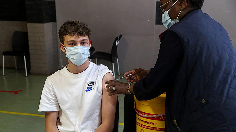 Tiêm vaccine ngừa Covid-19 tại Johannesburg, Nam Phi. (Ảnh Reuters) 