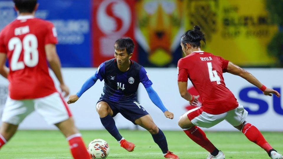 Campuchia (áo xanh) thi đấu nỗ lực trước Indonesia được đánh giá cao hơn. (Ảnh: Getty)