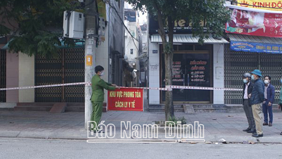 Ban Chỉ đạo phòng, chống dịch COVID-19 phường Vị Hoàng thiết lập khu vực cách ly y tế tại đường Hùng Vương liên quan đến chùm F0 cộng đồng.