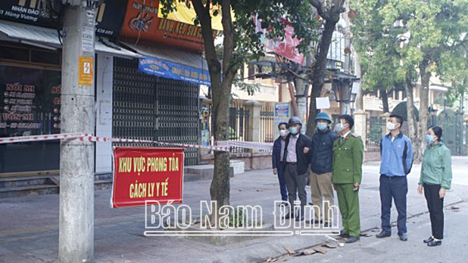 Ban Chỉ đạo phòng, chống dịch COVID-19 phường Vị Hoàng thiết lập khu vực cách ly y tế tại đường Hùng Vương liên quan đến chùm F0 cộng đồng.