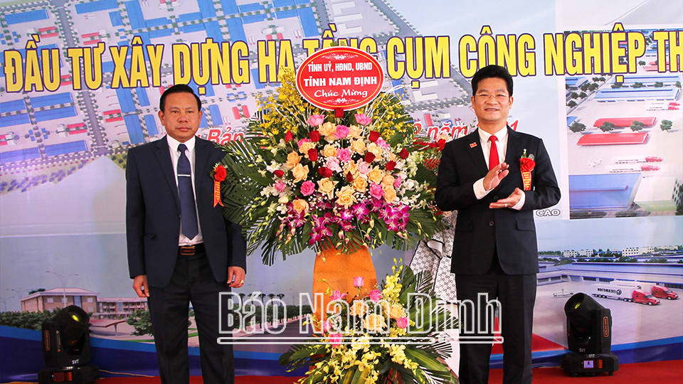 Đồng chí Trần Anh Dũng, Ủy viên Ban TVTU, Phó Chủ tịch Thường trực UBND tỉnh tặng hoa, chúc mừng nhà đầu tư.