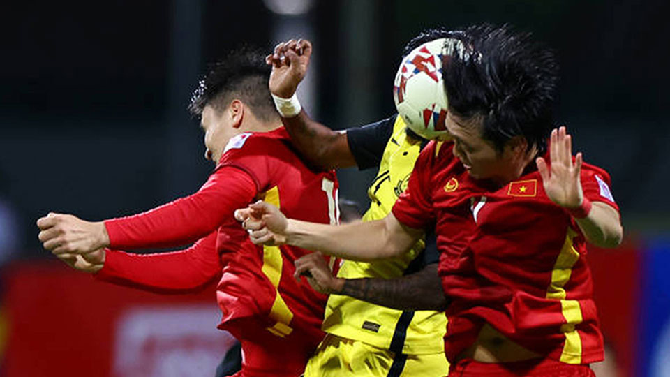Cầu thủ Tuấn Anh (phải) chơi hay nhất trong trận thắng 3-0 của đội tuyển Việt Nam. Ảnh GETTY IMAGES