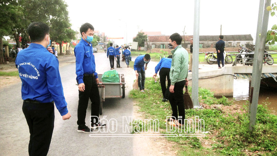 Đoàn viên, thanh niên xã Việt Hùng (Trực Ninh) ra quân dọn vệ sinh môi trường công cộng.