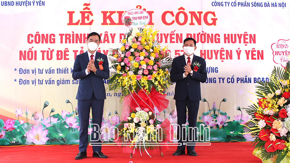 Đồng chí Nguyễn Phùng Hoan, Ủy viên Ban TVTU, Phó Chủ tịch Thường trực HĐND tỉnh trao tặng UBND huyện Ý Yên lẵng hoa tươi thắm chúc mừng lễ khởi công dự án.