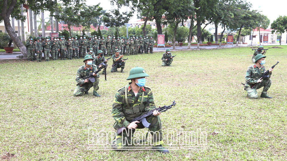 Các học viên lớp Sĩ quan dự bị khóa XII tham quan hoạt động huấn luyện các tổ bộ binh phối hợp đánh chiếm mục tiêu.