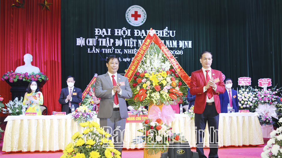Đồng chí Trần Quốc Hùng, Phó Chủ tịch Trung ương Hội CTĐ Việt Nam tặng  lẵng hoa tươi thắm chúc mừng đại hội.