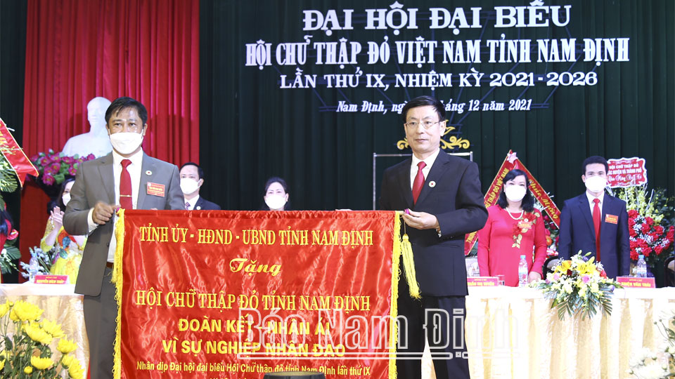 Đồng chí Phạm Đình Nghị, Phó Bí thư Tỉnh ủy, Chủ tịch UBND tỉnh tặng đại hội bức trướng mang dòng chữ: “Đoàn kết – Nhân ái vì sự nghiệp nhân đạo”.