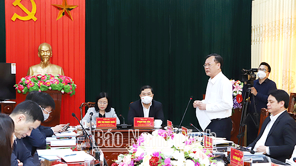 Đồng chí Lê Quốc Chỉnh, Phó Bí thư Thường trực Tỉnh ủy, Chủ tịch HĐND tỉnh, Trưởng đoàn Đoàn đại biểu Quốc hội tỉnh phát biểu tại buổi làm việc.