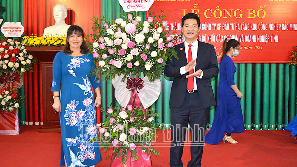  Đồng chí Trần Anh Dũng, Uỷ viên Ban TVTU, Phó Chủ tịch Thường trực UBND tỉnh trao tặng bó hoa chúc mừng thành lập Chi bộ