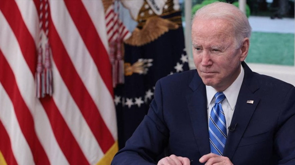 Tổng thống Joe Biden ký luật ngân sách quốc phòng năm 2022. (Ảnh: AFP/TTXVN)