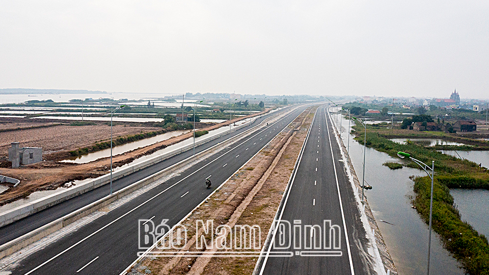 Dự án xây dựng đường trục phát triển nối vùng kinh tế biển Nam Định với đường cao tốc Cầu Giẽ - Ninh Bình trên địa phận huyện Nghĩa Hưng.  Ảnh: Bùi Luận