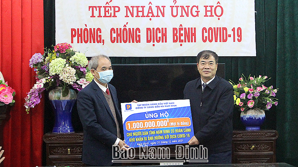 Đồng chí Đoàn Văn Hùng, Ủy viên Ban TVTU, Chủ tịch Ủy ban MTTQ tỉnh tiếp nhận ủng hộ.