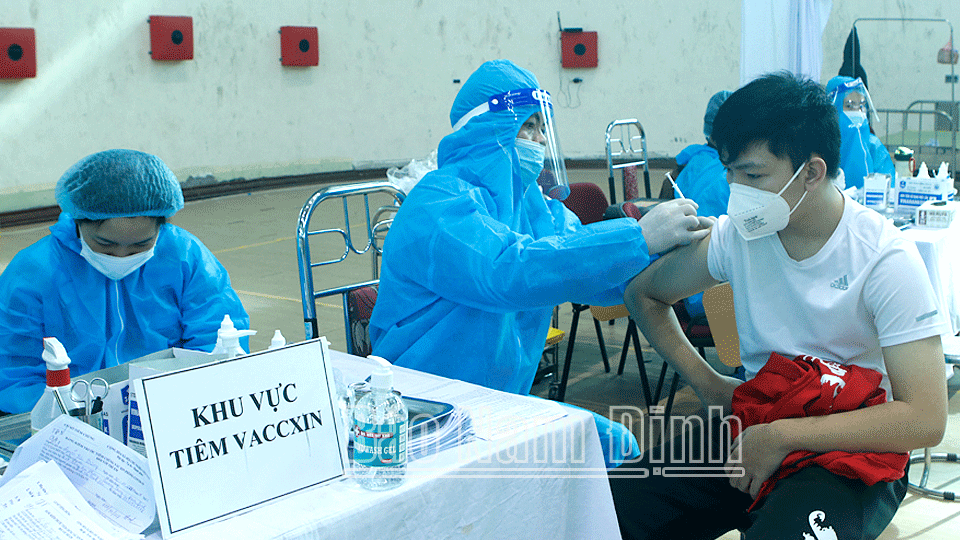 Ngày 31-12, học sinh khối 9 các Trường THCS trên địa bàn thành phố Nam Định được  tiêm  mũi 2 vắc-xin phòng COVID-19. 