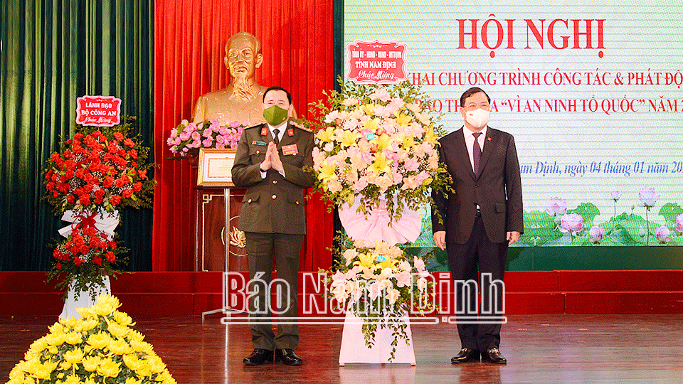 Đồng chí Bí thư Tỉnh ủy Phạm Gia Túc tặng tập thể cán bộ, chiến sỹ Công an tỉnh lẵng hoa tươi thắm.
