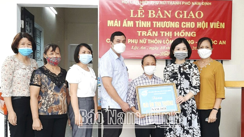 Hội LHPN thành phố Nam Định bàn giao nhà “Mái ấm tình thương” cho bà Trần Thị Hồng, thôn Lộng Đồng, xã Lộc An.