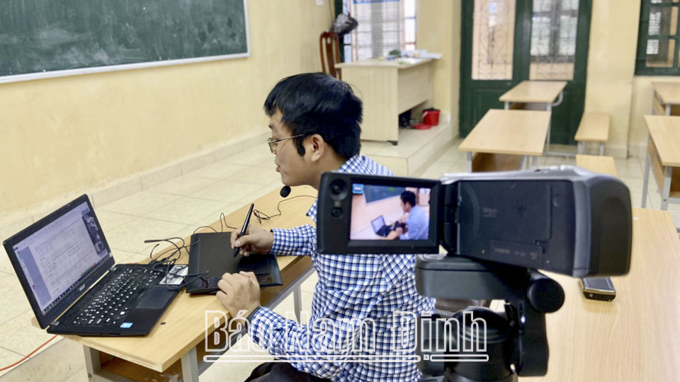 Giáo viên Trường THPT Nguyễn Khuyến (thành phố Nam Định) chuẩn bị cho một bài giảng trực tuyến.  Ảnh: Do cơ sở cung cấp