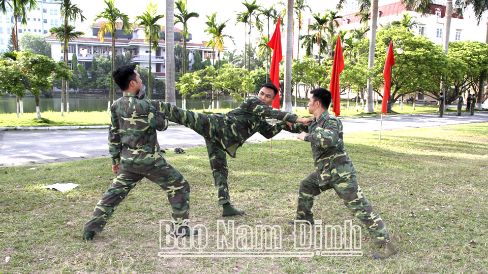 Cán bộ, chiến sĩ Đại đội Trinh sát (Bộ CHQS tỉnh) luyện tập nâng cao khả năng sẵn sàng chiến đấu.