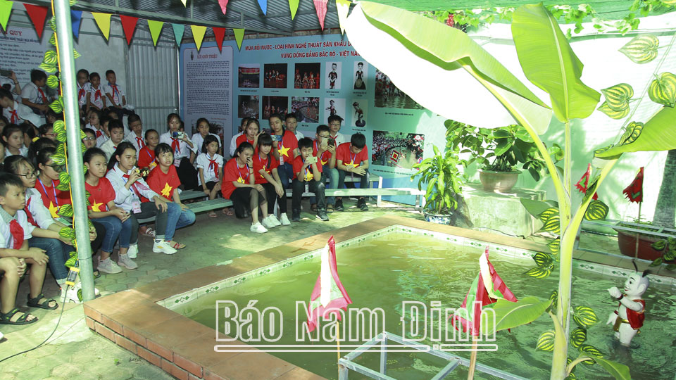 Học sinh thành phố Nam Định xem rối nước tại Bảo tàng tỉnh.