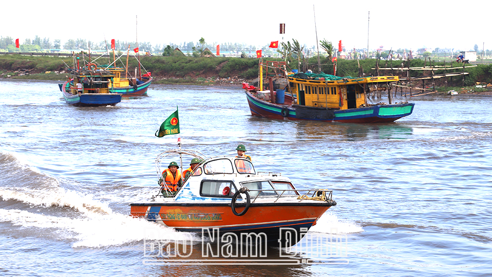 Các lực lượng Quân sự, Công an và Bộ đội Biên phòng phối hợp tham gia diễn tập phương án phòng thủ dân sự tại huyện Giao Thủy (Trong ảnh: Lực lượng Bộ đội Biên phòng tỉnh diễn tập nội dung phòng chống thiên tai, tìm kiếm cứu nạn tại cuộc diễn tập). Bài và ảnh: Hoàng Tuấn