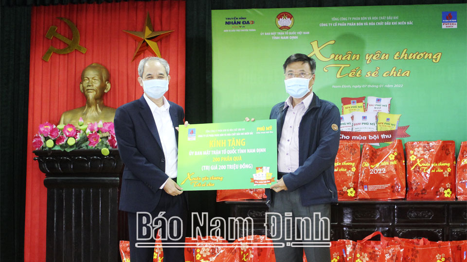 Đồng chí Đoàn Văn Hùng, Ủy viên Ban TVTU, Chủ tịch Ủy ban MTTQ tỉnh tiếp nhận quà tặng cho người nghèo của Công ty Cổ phần Phân bón và Hóa chất Dầu khí miền Bắc.