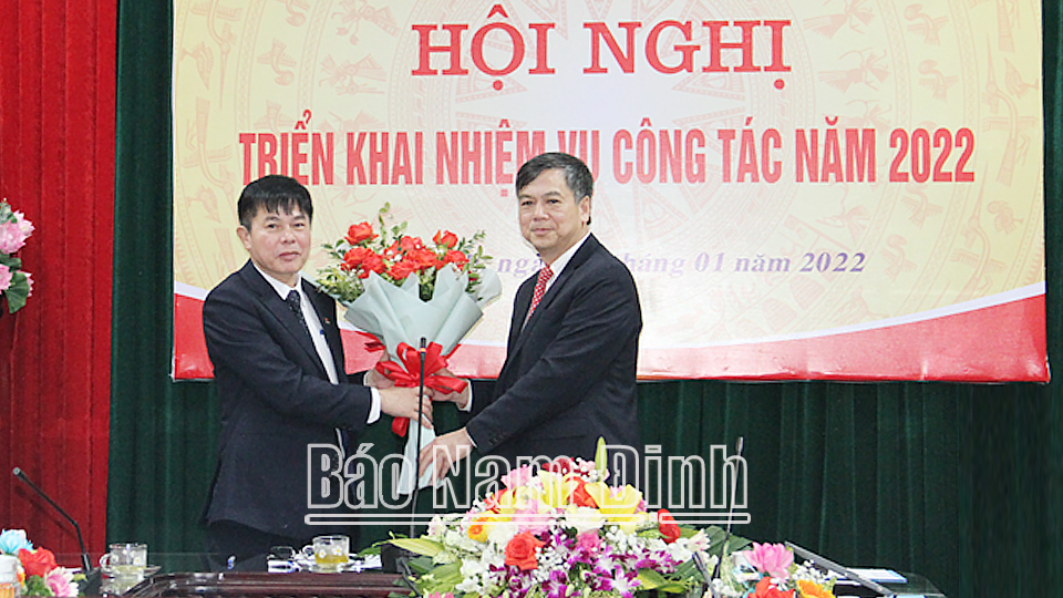 Đồng chí Trần Lê Đoài, TUV, Phó Chủ tịch UBND tỉnh chúc mừng thành tích của cán bộ, công chức, viên chức Sở TT và TT năm 2021.