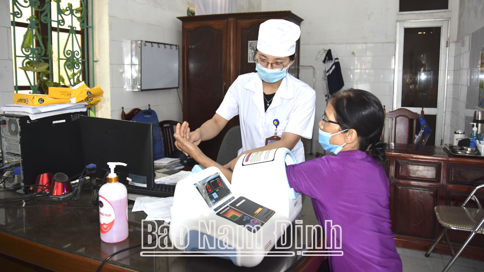 Người dân khám bệnh tại Trung tâm Y tế huyện Mỹ Lộc.  Bài và ảnh: Minh Tân